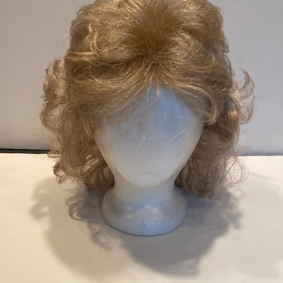Woman’s Blonde Wig - Picture 1 of 5
